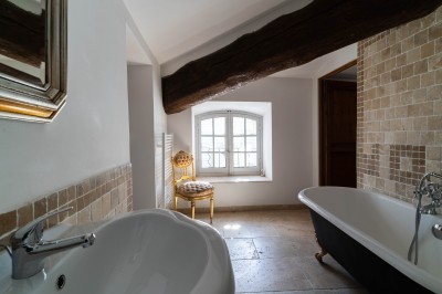 Miniature Location salle Lançon-Provence (Bouches-du-Rhône) - Château de Sénéguier #33 Abri en pierre et bois abritant un ancien lavoir avec deux bassins, entouré de végétation.