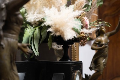 Miniature Location salle Lançon-Provence (Bouches-du-Rhône) - Château de Sénéguier #36 Abri en pierre et bois abritant un ancien lavoir avec deux bassins, entouré de végétation.