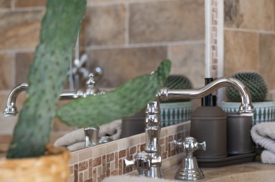 Miniature Location salle Lançon-Provence (Bouches-du-Rhône) - Château de Sénéguier #37 Abri en pierre et bois abritant un ancien lavoir avec deux bassins, entouré de végétation.