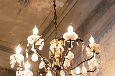 Miniature Location salle Lançon-Provence (Bouches-du-Rhône) - Château de Sénéguier #38 Abri en pierre et bois abritant un ancien lavoir avec deux bassins, entouré de végétation.