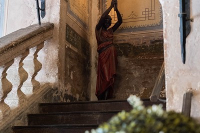 Miniature Location salle Lançon-Provence (Bouches-du-Rhône) - Château de Sénéguier #39 Abri en pierre et bois abritant un ancien lavoir avec deux bassins, entouré de végétation.