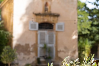 Miniature Location salle Lançon-Provence (Bouches-du-Rhône) - Château de Sénéguier #41 Abri en pierre et bois abritant un ancien lavoir avec deux bassins, entouré de végétation.