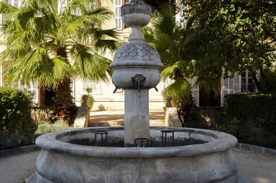 Miniature Location salle Lançon-Provence (Bouches-du-Rhône) - Château de Sénéguier #43 Abri en pierre et bois abritant un ancien lavoir avec deux bassins, entouré de végétation.
