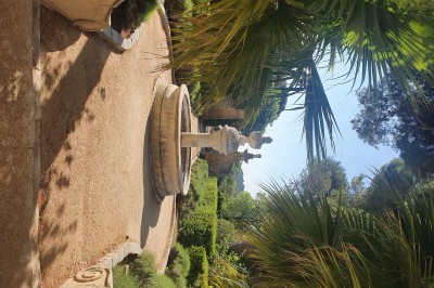 Miniature Location salle Lançon-Provence (Bouches-du-Rhône) - Château de Sénéguier #44 Abri en pierre et bois abritant un ancien lavoir avec deux bassins, entouré de végétation.