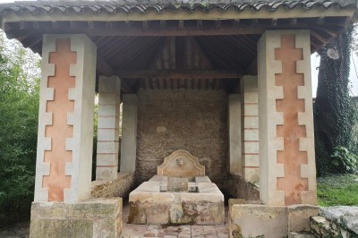 Miniature Location salle Lançon-Provence (Bouches-du-Rhône) - Château de Sénéguier #46 Abri en pierre et bois abritant un ancien lavoir avec deux bassins, entouré de végétation.