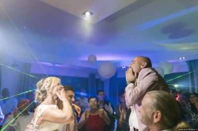 Miniature Location salle Méounes-lès-Montrieux (Var) - La Source #4 Une jeune fille en robe blanche porte un coussin sur une allée décorée lors d'une cérémonie en plein air.