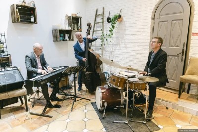 Miniature Location salle Méounes-lès-Montrieux (Var) - La Source #5 Une jeune fille en robe blanche porte un coussin sur une allée décorée lors d'une cérémonie en plein air.