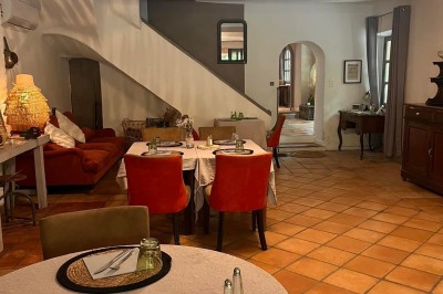 Miniature Location salle Méounes-lès-Montrieux (Var) - La Source #7 Une jeune fille en robe blanche porte un coussin sur une allée décorée lors d'une cérémonie en plein air.