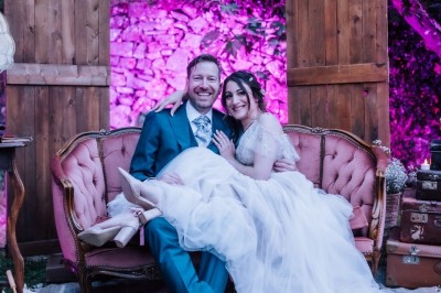 Miniature Location salle Méounes-lès-Montrieux (Var) - La Source #8 Une jeune fille en robe blanche porte un coussin sur une allée décorée lors d'une cérémonie en plein air.