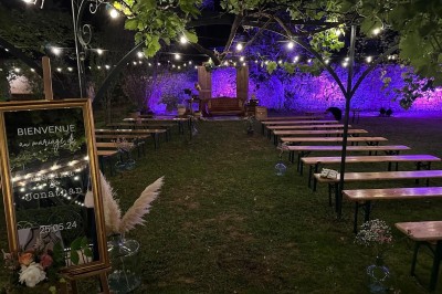 Miniature Location salle Méounes-lès-Montrieux (Var) - La Source #9 Une jeune fille en robe blanche porte un coussin sur une allée décorée lors d'une cérémonie en plein air.