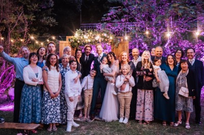 Miniature Location salle Méounes-lès-Montrieux (Var) - La Source #11 Une jeune fille en robe blanche porte un coussin sur une allée décorée lors d'une cérémonie en plein air.