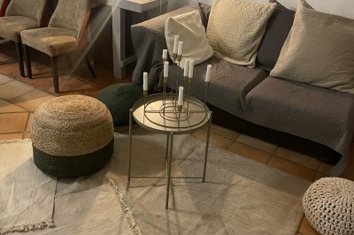 Miniature Location salle Méounes-lès-Montrieux (Var) - La Source #12 Une jeune fille en robe blanche porte un coussin sur une allée décorée lors d'une cérémonie en plein air.