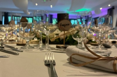 Miniature Location salle Méounes-lès-Montrieux (Var) - La Source #13 Une jeune fille en robe blanche porte un coussin sur une allée décorée lors d'une cérémonie en plein air.