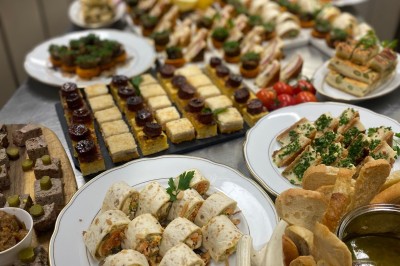 Miniature Location salle Méounes-lès-Montrieux (Var) - La Source #14 Une jeune fille en robe blanche porte un coussin sur une allée décorée lors d'une cérémonie en plein air.