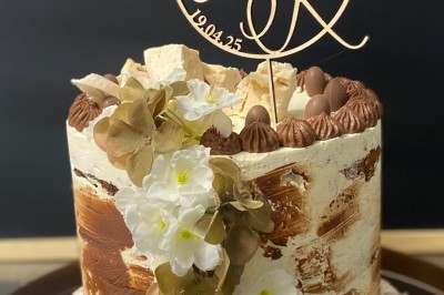 Miniature Location salle Méounes-lès-Montrieux (Var) - La Source #15 Une jeune fille en robe blanche porte un coussin sur une allée décorée lors d'une cérémonie en plein air.