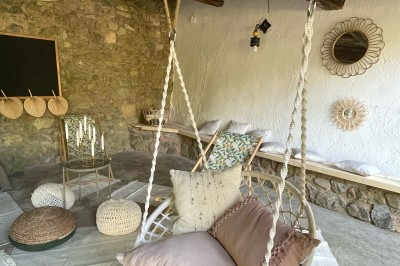 Miniature Location salle Méounes-lès-Montrieux (Var) - La Source #16 Une jeune fille en robe blanche porte un coussin sur une allée décorée lors d'une cérémonie en plein air.