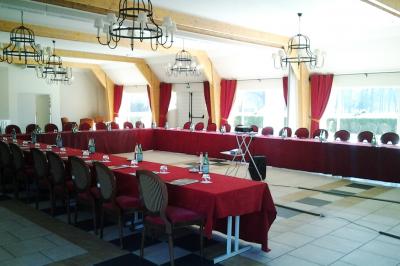 Clocher en pierre avec toit en ardoise sous un ciel bleu, la lune visible en arrière-plan.