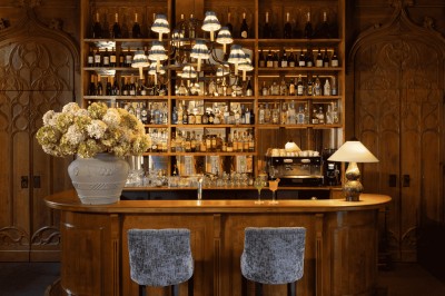 Miniature Location salle Augerville-la-Rivière (Loiret) - Château d'Augerville #3 Vue d'un terrain de golf verdoyant entouré d'arbres, avec un jardin aménagé au premier plan.