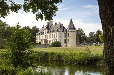 Miniature Location salle Augerville-la-Rivière (Loiret) - Château d'Augerville #2 Vue d'un terrain de golf verdoyant entouré d'arbres, avec un jardin aménagé au premier plan.