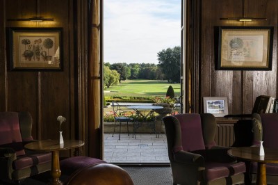 Miniature Location salle Augerville-la-Rivière (Loiret) - Château d'Augerville #9 Vue d'un terrain de golf verdoyant entouré d'arbres, avec un jardin aménagé au premier plan.