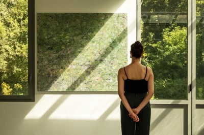 Miniature Location salle Augerville-la-Rivière (Loiret) - Château d'Augerville #10 Vue d'un terrain de golf verdoyant entouré d'arbres, avec un jardin aménagé au premier plan.