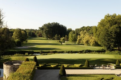 Miniature Location salle Augerville-la-Rivière (Loiret) - Château d'Augerville #11 Vue d'un terrain de golf verdoyant entouré d'arbres, avec un jardin aménagé au premier plan.