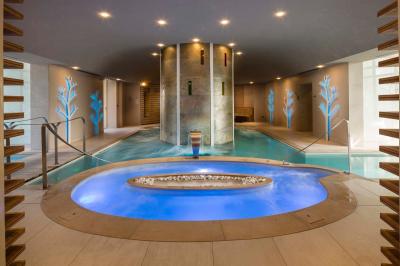 Miniature SPA de 250m² Paysage d'un terrain herbeux entouré d'arbres sous un ciel bleu dégagé en fin de journée.