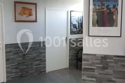 Schéma d'un bâtiment avec une grande salle centrale, quatre petites salles et trois entrées distinctes indiquées.