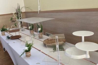 Schéma d'un bâtiment avec une grande salle centrale, quatre petites salles et trois entrées distinctes indiquées.