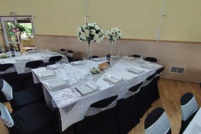 Schéma d'un bâtiment avec une grande salle centrale, quatre petites salles et trois entrées distinctes indiquées.