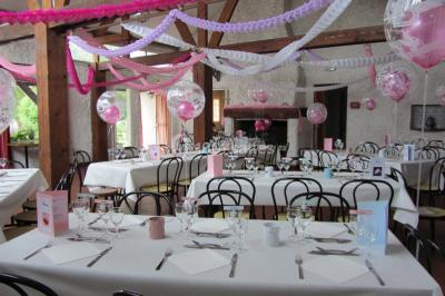 Cuisine simple avec évier en inox, étagères mobiles, cuisinière blanche et sol en carrelage rouge.