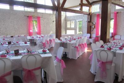 Cuisine simple avec évier en inox, étagères mobiles, cuisinière blanche et sol en carrelage rouge.