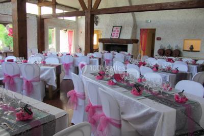 Cuisine simple avec évier en inox, étagères mobiles, cuisinière blanche et sol en carrelage rouge.