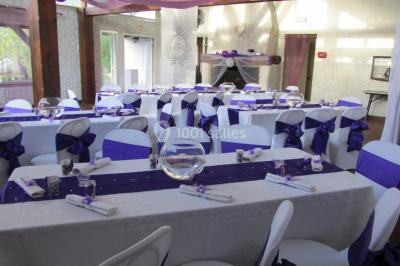 Cuisine simple avec évier en inox, étagères mobiles, cuisinière blanche et sol en carrelage rouge.