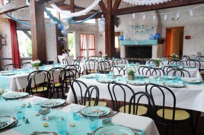 Cuisine simple avec évier en inox, étagères mobiles, cuisinière blanche et sol en carrelage rouge.