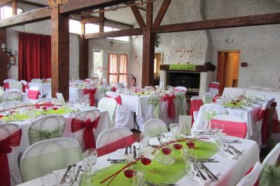 Cuisine simple avec évier en inox, étagères mobiles, cuisinière blanche et sol en carrelage rouge.