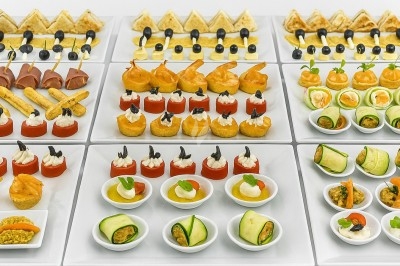 Miniature Traiteur Villeneuve-la-Guyard (Yonne) - 48 Heures Traiteur #2 Gâteau de mariage à quatre étages décoré de rubans violets, fleurs mauves et figurines de mariés au sommet.