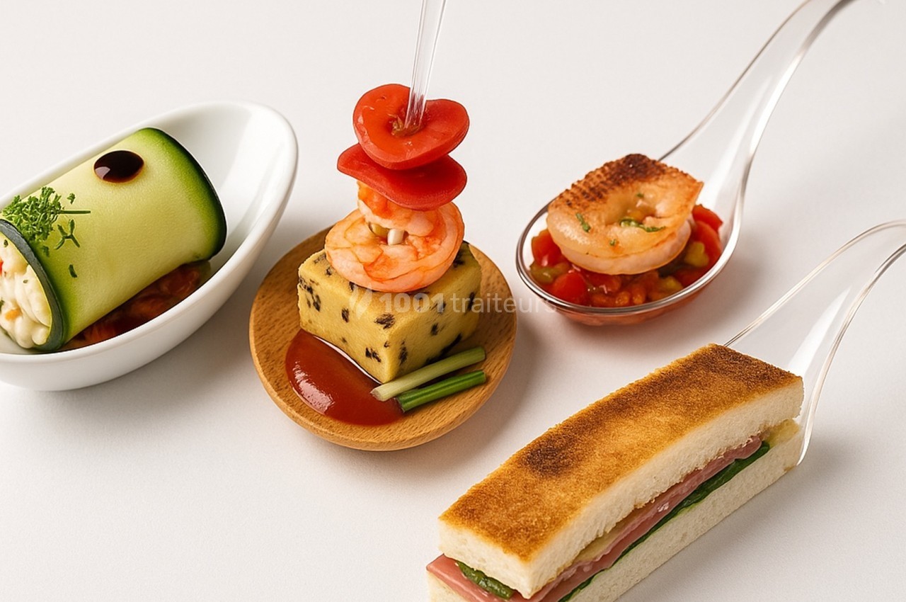 Assortiment de bouchées apéritives élégantes comprenant légumes, crevettes, fromage et mini-sandwich.