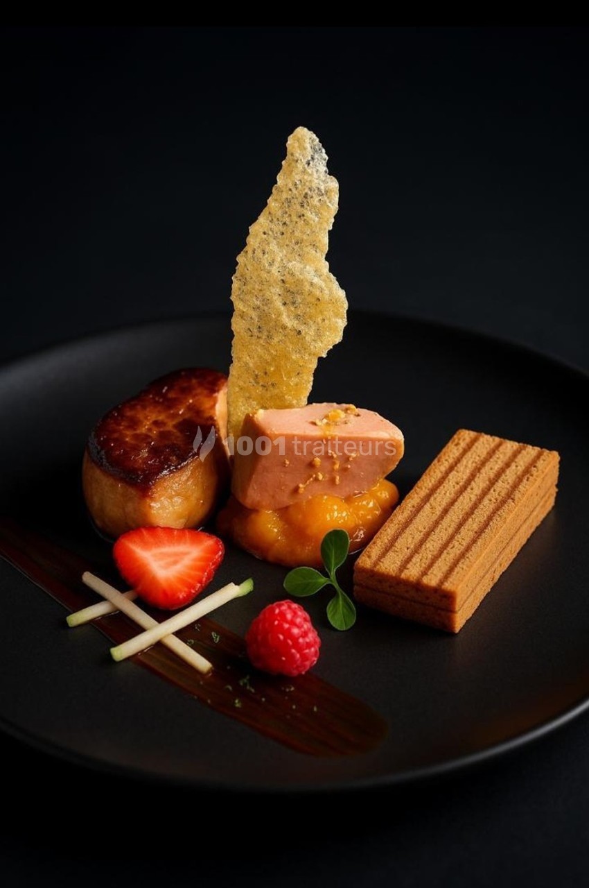 Assiette gastronomique avec foie gras, biscuit, fruits rouges, gelée, et tuile croustillante sur fond noir.