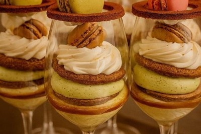 Miniature Traiteur Villeneuve-la-Guyard (Yonne) - 48 Heures Traiteur #40 Gâteau de mariage à quatre étages décoré de rubans violets, fleurs mauves et figurines de mariés au sommet.