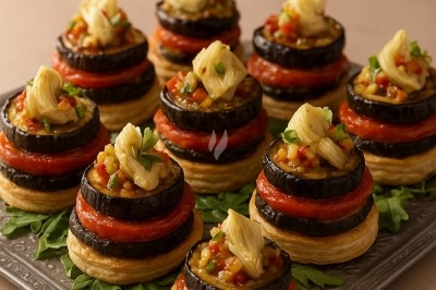 Assiette gastronomique avec tranches de poisson, agrumes, radis, croustillant décoratif et points de sauce balsamique.