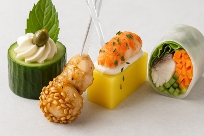 Assiette gastronomique avec tranches de poisson, agrumes, radis, croustillant décoratif et points de sauce balsamique.