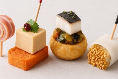 Assiette gastronomique avec tranches de poisson, agrumes, radis, croustillant décoratif et points de sauce balsamique.