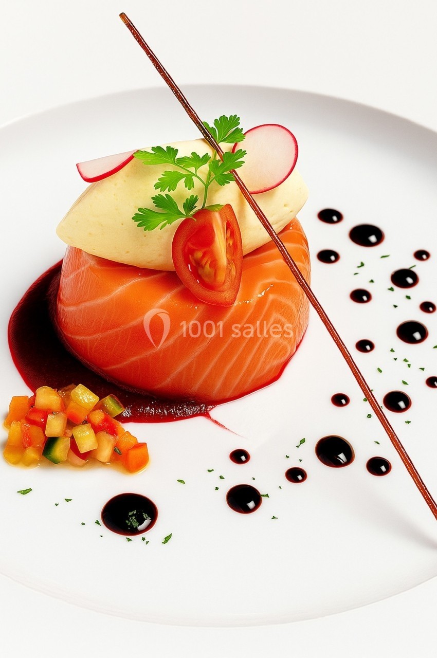 Assiette gastronomique avec saumon fumé, purée, légumes colorés et décorations de sauce élégamment disposées.