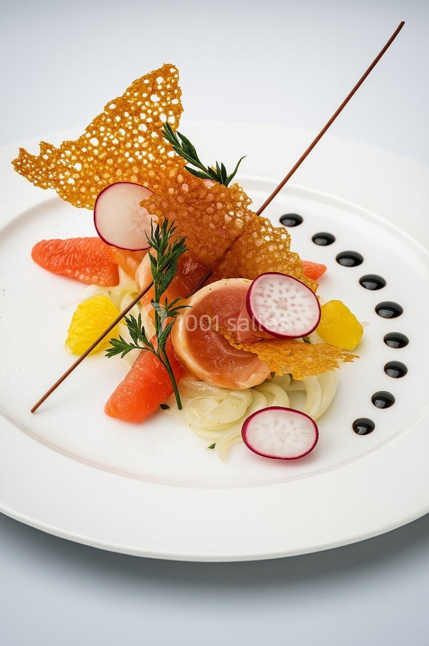 Assiette gastronomique avec tranches de poisson, agrumes, radis, croustillant décoratif et points de sauce balsamique.