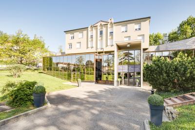 Salle de conférence moderne avec estrade, pupitre transparent, chaises blanches et rangées de sièges vides.