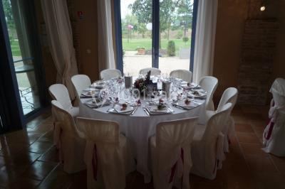 Jardin avec pelouse, arbres et pot en terre cuite au premier plan, éclairé par une lumière douce en fin de journée.