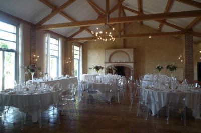 Jardin avec pelouse, arbres et pot en terre cuite au premier plan, éclairé par une lumière douce en fin de journée.