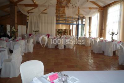 Jardin avec pelouse, arbres et pot en terre cuite au premier plan, éclairé par une lumière douce en fin de journée.