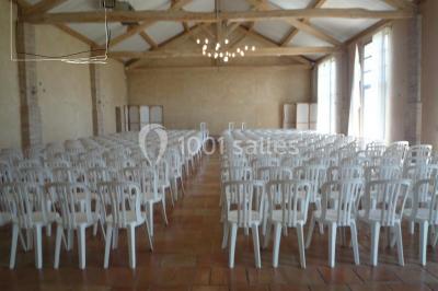 Jardin avec pelouse, arbres et pot en terre cuite au premier plan, éclairé par une lumière douce en fin de journée.